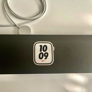 Nike version series 7 Apple Watch 41mm Starlight with start light band